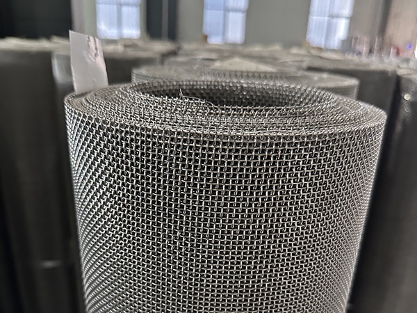 The influence of weaving method on the performance of stainless steel mesh